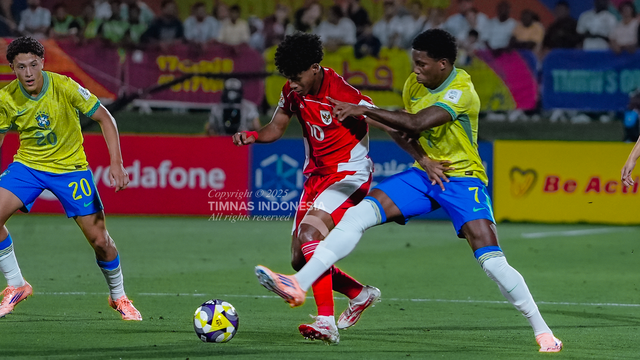 Pemain Timnas Indonesia U-17, Fadly Alberto Hengga mendapatkan tekanan dari pemain Timnas Brasil U-17, Ruan Pablo dalam laga kedua Grup H Piala Dunia U-17 2025 di Lapangan 7, Aspire Zone, Doha, Qatar pada Sabtu (7/11/2025). (Dok. PSSI).