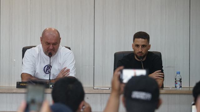Gelandang anyar Persib Bandung, Luciano Guaycochea bersama Bojan Hodak pada sesi konferensi pers Piala Presiden 2025 jelang bersua Port FC. (Erwin Snaz/Bola.com)