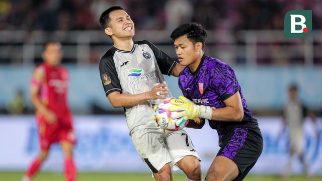 Kiper Persis Solo, Muhammad Riyandi, berhasil menangkap bola dari ancaman pemain Persija Jakarta, Witan Sulaeman pada laga perebutan peringkat ketiga Piala Presiden 2024 di Stadion Manahan, Solo, Sabtu (3/8/2024). (Bola.com/Bagaskara Lazuardi)