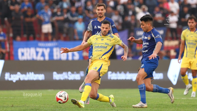 Patricio Matricardi berjibaku di jantung pertahanan Persib Bandung. (I League)