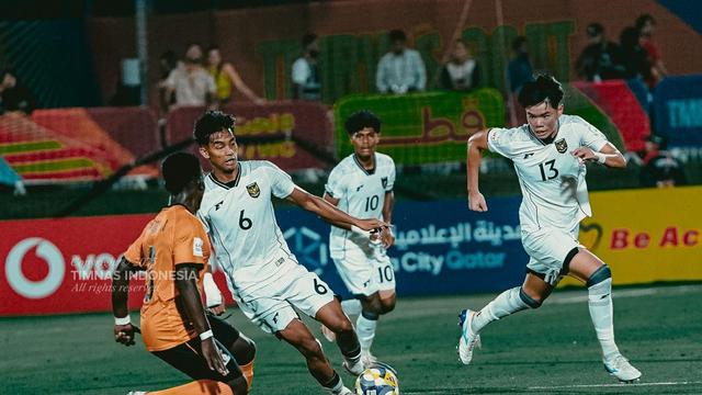 Dua pemain Timnas Indonesia U-17, Evandra Florasta dan Lucas Lee saat menghadapi Zambia dalam laga Grup H Piala Dunia 2026 di Aspire Zone, Doha, Selasa (4/11/2025). (Dok. PSSI)