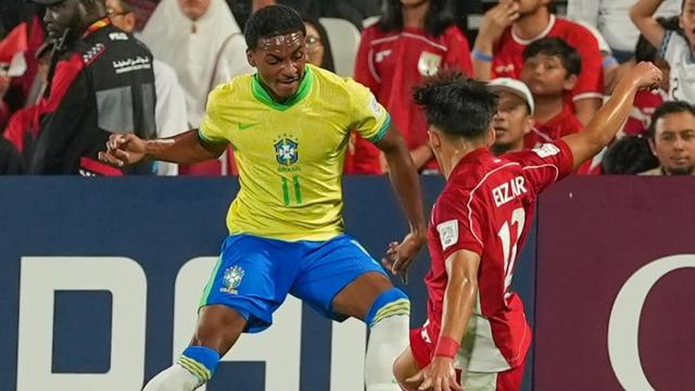 Penyerang Timnas Brasil U-17, Kayke mencoba melewati penjagaan bek Timnas Indoneisa U-17, Eizar Tanjung dalam laga Grup H Piala Dunia U-17 2025 di Lapangan 7 Aspire Zona, Doha, Kamis (7/11/2025). (Dok. CBF).
