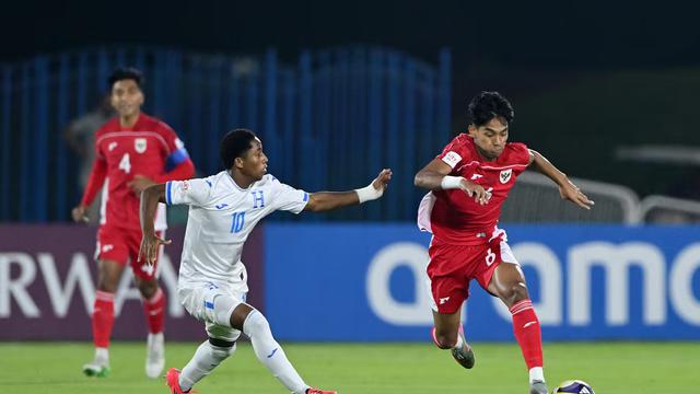 Evandra Florasta (kanan) saat Timnas Indonesia U-17 mengalahkan Honduras dengan skor 2-1 pada Piala Dunia U-17 2025. (FIFA)