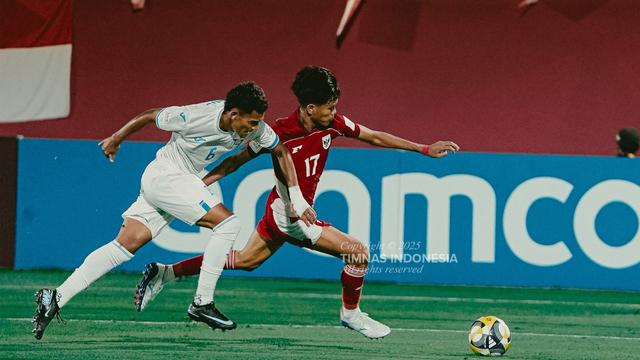 Gelandang Timnas Indonesia U-17, Rafi Rasyiq mencoba melewati penjagaan dari gelandang Timnas Honduras U-17, Obed Juarez dalam laga ketiga Grup H Piala Dunia U-17 2025 di Lapangan 2 Aspire Zone, Doha, Senin (10/11/2025). (Dok. PSSI)