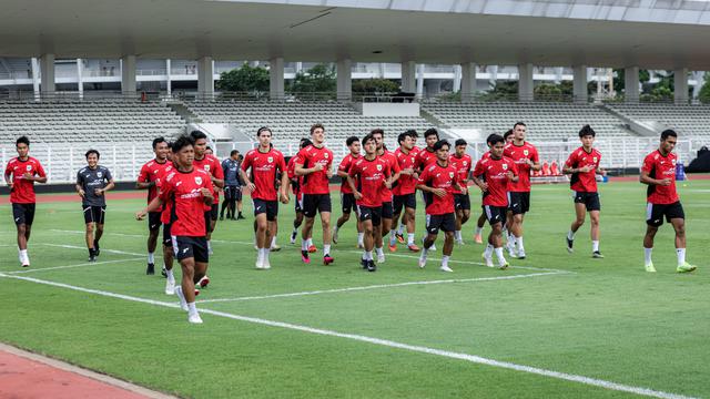 Timnas Indonesia U-22 melakukan latihan perdana untuk persiapan SEA Games 2025. Latihan berlangsung di Stadion Madya, Kompleks Stadion Utama Gelora Bung Karno (SUGBK), Senayan, Jakarta, Selasa (11/11/2025). Latihan tersebut diikuti sebanyak 33 pemain untuk selanjutnya diseleksi sebelum dibawa ke Thailand. (Bola.com/Bagasakara Lazuardi)