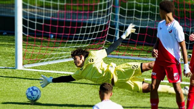 Aksi Mike Rajasa Hoppenbrouwers bersama tim muda FC Utrecht (Instagram/mh.rajasa)