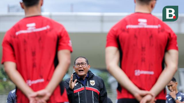 Manajer Timnas Indonesia U-22, Sumardji, memberikan pengarahan kepada pemain-pemain Garuda Muda jelang latihan perdana menuju SEA Games 2025 yang digelar di Stadion Madya Gelora Bung Karno, Jakarta, Selasa (11/11/2025) sore WIB. (Bola.com/Bagaskara Lazuardi)