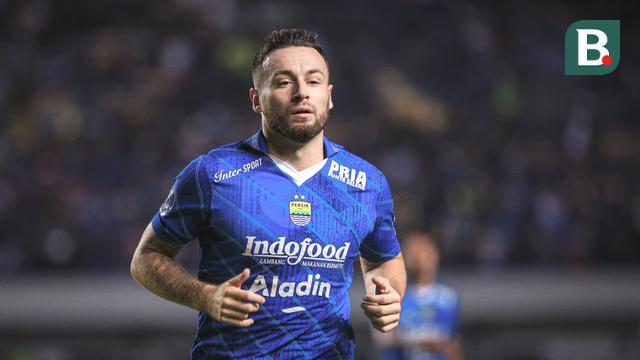 Pemain Persib Bandung, Marc Klok pada laga lanjutan pekan ke-3 BRI Liga 1 2023/2024 antara Persib Bandung melawan Dewa United FC di Stadion Gelora Bandung Lautan Api (GBLA), Bandung, Jumat (14/07/2023). (Bola.com/Bagaskara Lazuardi)