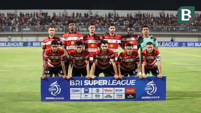 Pemain Madura United ketika melawan Persija Jakarta pada lanjutan BRI Super League 2025/2026 di Stadion Gelora Ratu Pamelingan, Jumat (24/10/2025) malam WIB. (Bola.com/Abdul Aziz)