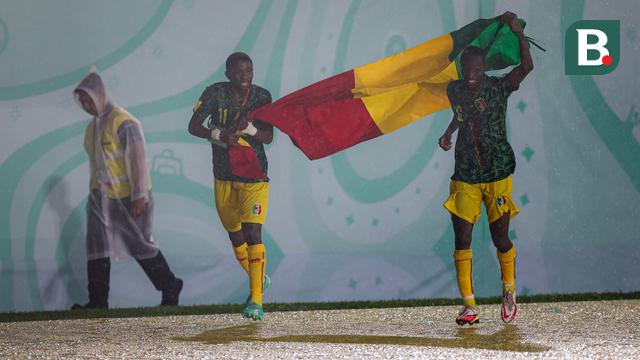 Selebrasi kemenangan dua pemain Timnas Mali U-17, Ibrahim Kanate (kiri) bersama rekannya, Sekou Kone setelah mengalahkan Timnas Argentina dengan 3-0 pada laga perebutan tempat ketiga Piala Dunia U-17 2023 di Stadion Manahan, Solo, Jumat (1/12/2023). (Bola.com/Bagaskara Lazuardi)