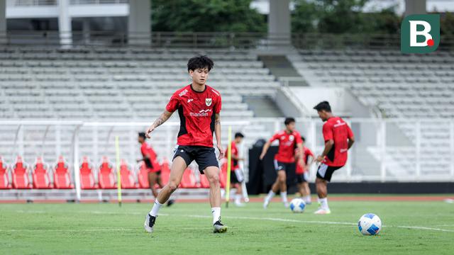 Luke Xavier Keet mengikuti latihan perdana Timnas Indonesia U-22 untuk SEA Games 2025 di Stadion Madya, Senayan, Jakarta, Selasa (11/11/2025). (Bola.com/Bagaskara Lazuardi)