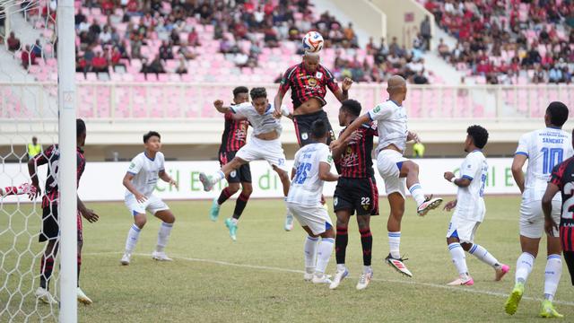 Bek asing Persipura Jayapura, Artur Vieira, saat menanduk bola di depan gawang PSIS Semarang pada laga Pegadaian Championship 2025/2026 yang berlangsung di Stadion Lukas Enembe, Jayapura, Sabtu (20/9/2025). (Dok. Persipura)