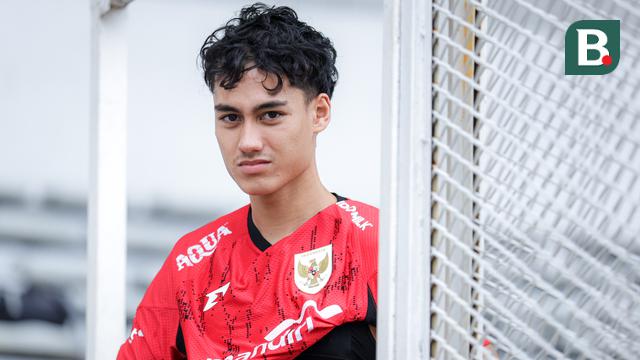 Pemain Timnas Indonesia U-22, Rafael Struick memakai jersey saat bersiap melakukan latihan perdana menjelang SEA Games 2025 di Stadion Madya, Kompleks Stadion Utama Gelora Bung Karno (SUGBK), Senayan, Jakarta, Selasa (11/11/2025). (Bola.com/Bagaskara Lazuardi)