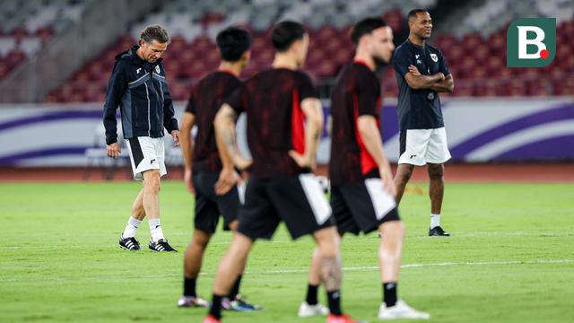 Pelatih Timnas Indonesia, Patrick Kluivert memimpin skuadnya menjalani latihan resmi di SUGBK Jakarta jelang laga melawan Bahrain di putaran ketiga Kualifikasi Piala Dunia 2026, Senin (24/3/2025). (Bola.com/Bagaskara Lazuardi)
