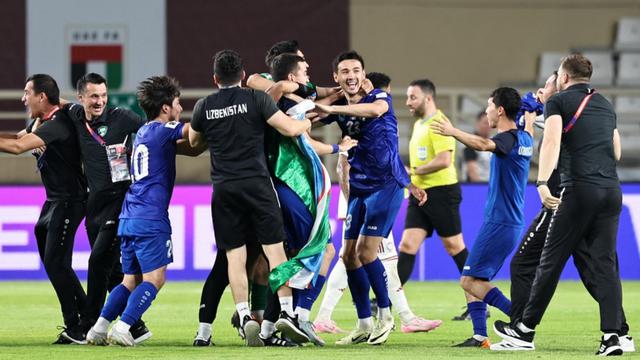Para pemain Uzbekistan merayakan kemenangan setelah pertandingan Kualifikasi Piala Dunia FIFA 2026 melawan Uni Emirat Arab berakhir imbang, sehingga mereka lolos ke Piala Dunia untuk pertama kalinya, di Stadion Al-Nahyan di Abu Dhabi pada tanggal 5 Juni 2025. (Fadel SENNA/AFP)