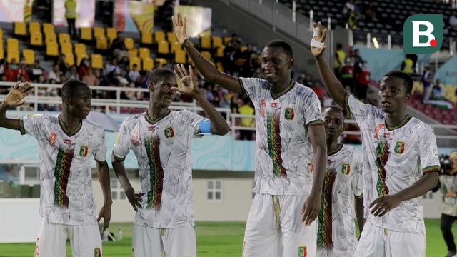 Selebrasi pemain Timnas Mali U-17 setelah Mamadou Doumbia (kedua dari kanan) mencetak gol kedua melalui penalti ke gawang Uzbekistan U-17 dalam pertandingan babak penyisihan Grup B Piala Dunia U-17 2023 di Stadion Manahan, Solo, Jumat (10/11/2023). (Bola.com/Arief Bagus)