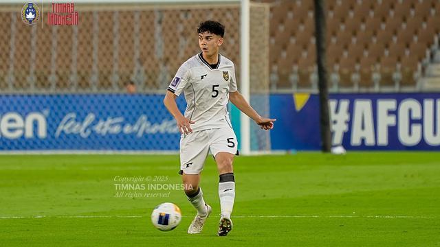 Bek Timnas Indonesia U-17, Mathew Baker, saat laga melawan Korea Selatan pada laga perdana Grup C Piala Asia U-17 2025 di Prince Abdullah Al-Faisal Stadium, Jumat (4/4/2025) malam WIB. (Dok. Timnas Indonesia)
