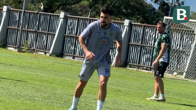 Bek anyar Maung Bandung, Frans Putros terlihat sangat antusias menjajal latihan di Stadion GBLA, Selasa (29/7/2025). (Bola.com/Erwin Snaz)