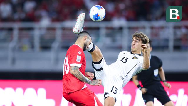 Pemain Timnas Indonesia, Mauro Zijlstra, berebut bola dengan pemain Timnas Lebanon, Hussein Sharafeddine, dalam laga FIFA Matchday 2025 di Stadion Gelora Bung Tomo, Surabaya, Senin (8/9/2025). (Bola.com/Abdul Aziz)