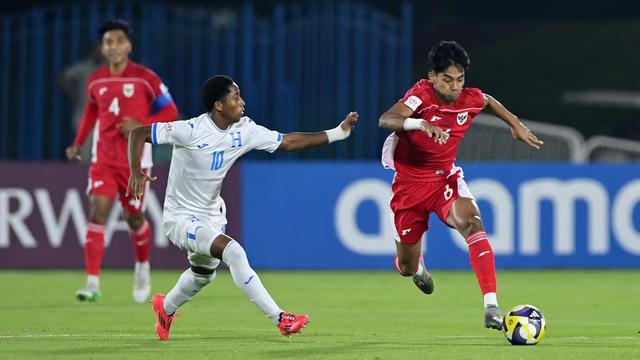 Evandra Florasta (kanan) saat Timnas Indonesia U-17 mengalahkan Honduras dengan skor 2-1 pada Piala Dunia U-17 2025. (FIFA)