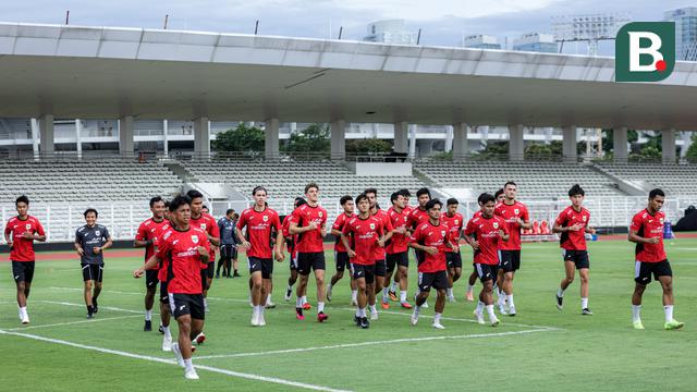 Sejumlah pemain Timnas Indonesia U-22 melakukan latihan perdana menjelang SEA Games 2025 di Stadion Madya, Kompleks Stadion Utama Gelora Bung Karno (SUGBK), Senayan, Jakarta, Selasa (11/11/2025). Sebanyak 33 pemain mengikuti sesi tersebut untuk selanjutnya diseleksi menjadi 23 pemain sebelum dibawa ke Thailand. (Bola.com/Bagaskara Lazuardi)