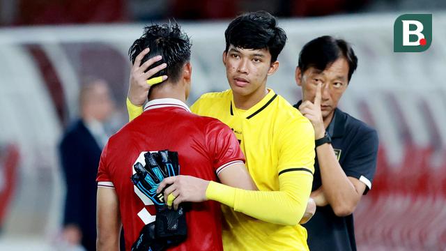 Kiper Timnas Indonesia U-20, Daffa Fasya, berusaha menenangkan Hokky Caraka yang kecewa setelah ditaklukkan Guatemala pada laga turnamen mini di Stadion Utama Gelora Bung Karno (SUGBK), Selasa (21/2/2023). Indonesia menyerah 0-1 dari Guatemala. (Bola.com/M Iqbal Ichsan)