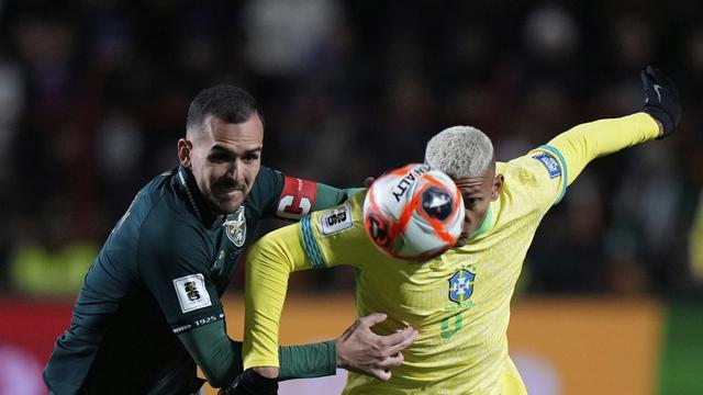 Richarlison dari Timnas Brasil (kanan) dan Luis Haquin dari Timnas Bolivia berebut bola dalam laga kualifikasi Piala Dunia 2026 di Stadion Villa Ingenio, El Alto, Bolivia, Selasa, 9 September 2025. (AP Photo/Juan Karita)