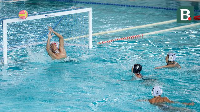 Bola lemparan pemain Pari Sakti membentur tiang gawang Tirta Kencana 78 saat laga polo air Indonesia Open Aquatic Championships 2025 di Stadion Akuatik Gelora Bung Karno, Senayan, Jakarta, Rabu (12/11/2025). (Bola.com/Bagaskara Lazuardi)