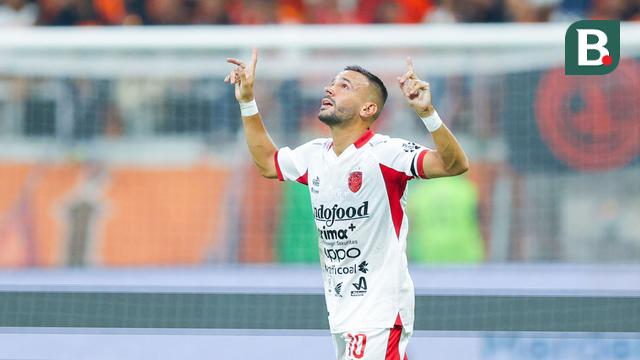 Pemain Bali United, Mirza Mustafic, melakukan selebrasi setelah mencetak gol ke gawang Persija Jakarta dalam lanjutan BRI Super League 2025/2026 di Jakarta International Stadium (JIS), Minggu (14/9/2025) malam WIB. (Bola.com/M Iqbal Ichsan)