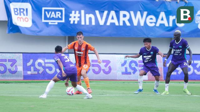 Pemain Borneo FC, Mariano Peralta, berusaha melewati pemain Persita Tangerang pada laga pekan ke-24 BRI Liga 1 2024-2025 di Stadion Indomilk Arena, Tangerang, Sabtu (22/2/2025). (Bola.com/M Iqbal Ichsan)