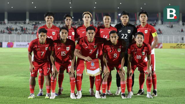 Starting XI pemain Timnas Indonesia U-23 memasuki lapangan pertandingan dalam laga uji coba melawan India di Stadion Madya, Senayan, Jakarta, Jumat (10/10/2025). (Bola.com/Muhammad Iqbal Ichsan)