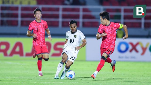 Pemain Timnas Indonesia U-23, Arkhan Fikri, berusaha melewati pemain Timnas Korea Selatan U-23 dalam laga terakhir Grup J Kualifikasi Piala Asia U-23 2025 di Stadion Gelora Delta, Sidoarjo, Jawa Timur pada Selasa (9/9/2025) malam WIB. (Bola.com/Abdul Aziz)