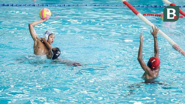 Pemain Pari Sakti, Caesar Kirano berusaha mencetak gol ke gawang Tirta Kencana 78 saat laga polo air Indonesia Open Aquatic Championships 2025 di Stadion Akuatik Gelora Bung Karno, Senayan, Jakarta, Rabu (12/11/2025). (Bola.com/Bagaskara Lazuardi)