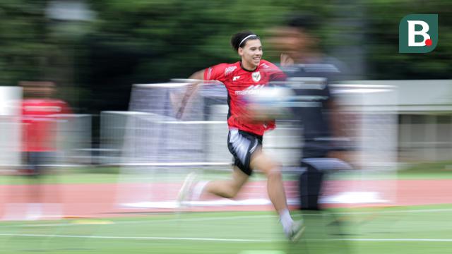 Pemain Timnas Indonesia U-22, Dion Markx, melakukan latihan perdana menjelang SEA Games 2025 di Stadion Madya, Kompleks Stadion Utama Gelora Bung Karno (SUGBK), Senayan, Jakarta, Selasa (11/11/2025). (Bola.com/Bagaskara Lazuardi)