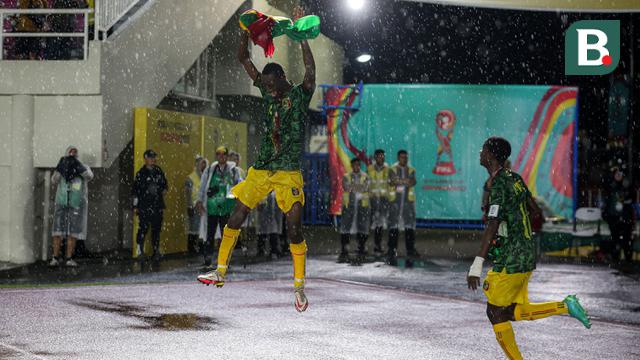 Selebrasi kemenangan dua pemain Timnas Mali U-17, Sekou Kone (kiri) bersama rekannya, Ibrahim Kanate setelah mengalahkan Timnas Argentina dengan 3-0 pada laga perebutan tempat ketiga Piala Dunia U-17 2023 di Stadion Manahan, Solo, Jumat (1/12/2023). (Bola.com/Bagaskara Lazuardi)