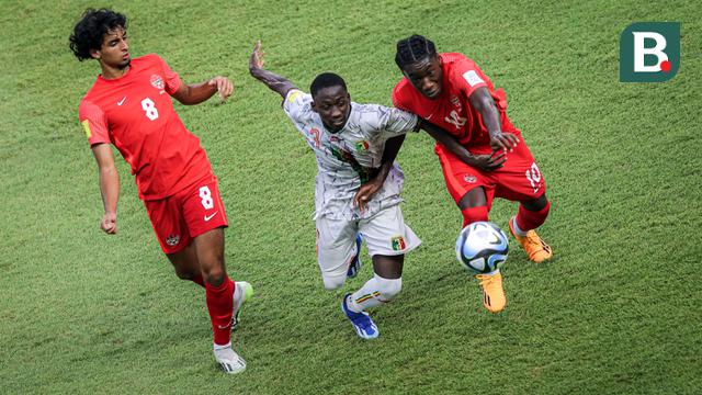 Pemain Timnas Mali U-17, Hamidou Makalou (tengah) berebut bola dengan pemain Timnas Kanada U-17, Philip Igbinobaro (kanan) pada laga ketiga Grup B Piala Dunia U-17 2023 di Stadion Gelora Bung Tomo, Surabaya, Kamis (16/11/2023). (Bola.com/Bagaskara Lazuardi)
