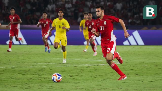 Jens Raven ketika menggiring bola ke gawang Malaysia pada laga pemungkas Grup A Piala AFF U-23 2025, Senin (21/7/2025). (Bola.com/Abdul Aziz)