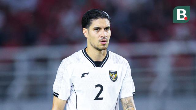 Kevin Diks mendapatkan peran baru dari Patrick Kluivert untuk menemani Jay Idzes di jantung pertahanan Timnas Indonesia. Bek asal klub Borussia Monchengladbach itu pun bisa menjalankannya dengan baik. (Bola.com/Abdul Aziz)