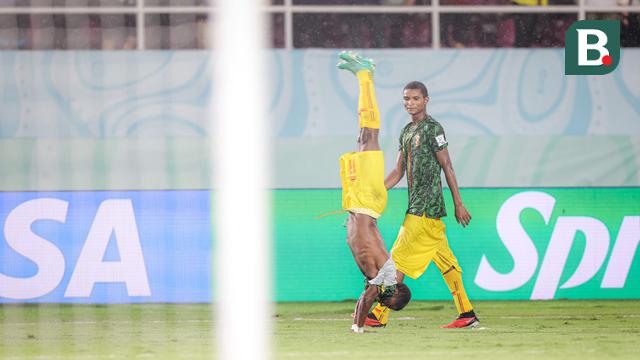 Selebrasi kemenangan pemain Timnas Mali U-17, Ibrahim kanate dengan melaukan salto setelah mengalahkan Timnas Argentina U-17 dengan skor 3-0 pada laga perebutan tempat ketiga Piala Dunia U-17 2023 di Stadion Manahan, Solo, Jumat (1/12/2023). (Bola.com/Bagaskara Lazuardi)