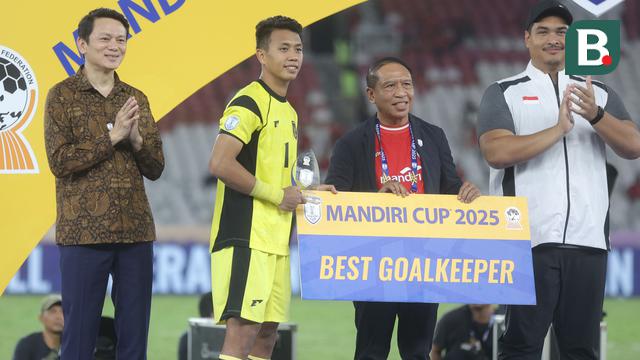 Kiper Timnas Indonesia U-23, Muhammad Ardiansyah, meraih penghargaan Penjaga Gawang Terbaik Piala AFF U-23 2025. Sayangnya, Ardiansyah gagal membawa Tim Garuda Muda menjadi juara setelah kalah 0-1 dari Vietnam U-23, pada laga final di Stadion Utama Gelora Bung Karno, Jakarta, Selasa (29/7/2025) malam WIB. (Bola.com/Muhammad Iqbal Ichsan)