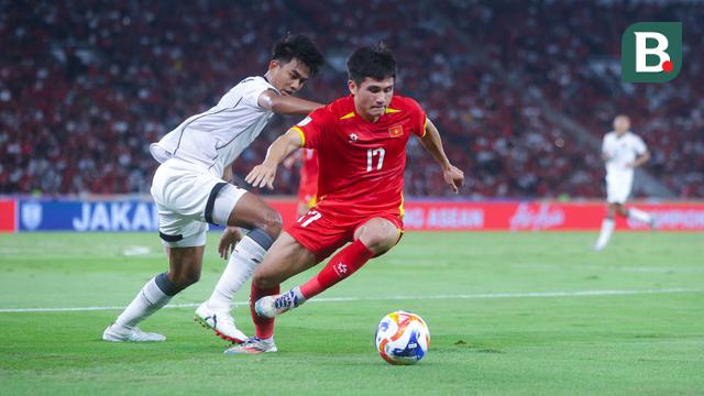 Pemain Timnas Indonesia U-23, Kakang Rudianto, berebut bola dengan pemain Vietnam, Phi Hoang Nguyen, pada laga final Piala AFF U-23 2025 di Stadion Utama Gelora Bung Karno (SUGBK), Jakarta, Selasa (29/7/2025) malam WIB. (Bola.com/M Iqbal Ichsan)