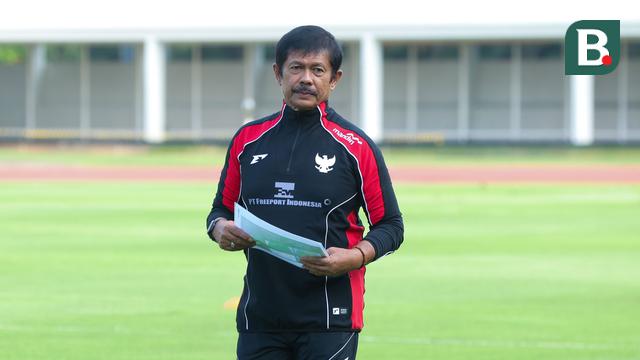 Pelatih Garuda Muda, Indra Sjafri, memimpin langsung latihan perdana di Stadion Madya, Jakarta Pusat, pada Jumat (3/10/2025) sore WIB. (Bola.com/M Iqbal Ichsan)