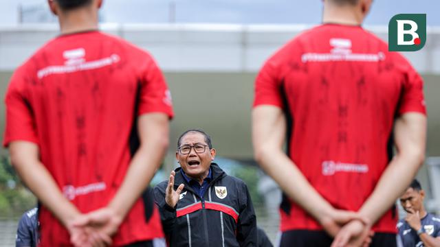 Manajer Timnas Indonesia, Sumardji memberikan motivasi untuk para pemain sebelum memulai latihan perdana menjelang SEA Games 2025 di Stadion Madya, Kompleks Stadion Utama Gelora Bung Karno (SUGBK), Senayan, Jakarta, Selasa (11/11/2025). (Bola.com/Bagaskara Lazuardi)