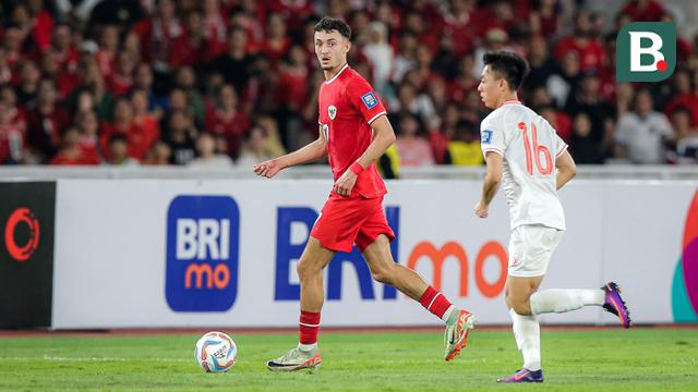 Gelandang Timnas Indonesia, Ivar Jenner, menguasai bola dibayangi gelandang Vietnam, Nguyen Thai Son pada laga Grup F kualifikasi Piala Dunia 2026 Zona Asia di Stadion Utama Gelora Bung Karno (SUGBK), Senayan, Jakarta, Kamis (21/3/2024). (Bola.com/Bagaskara Lazuardi)