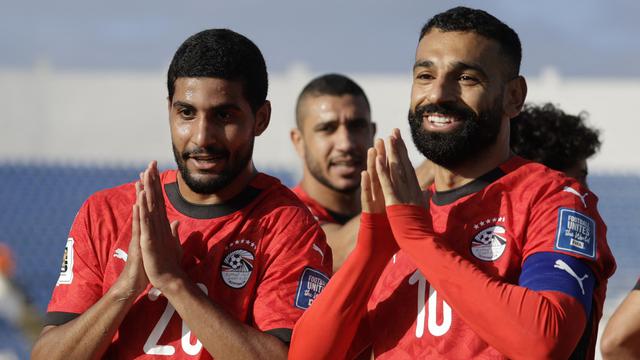 Mohamed Salah (kanan) antar Mesir lolos ke Piala Dunia 2026. (Abdel Majid BZIOUAT / AFP)