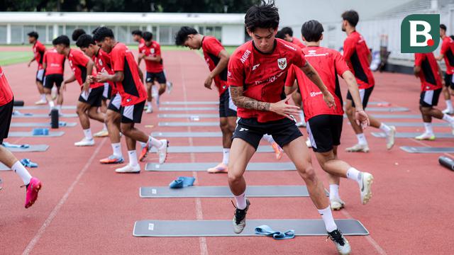 Luke Xavier Keet melakukan pemanasan saat latihan perdana Timnas Indonesia U-22 untuk SEA Games 2025 di Stadion Madya, Senayan, Jakarta, Selasa (11/11/2025). (Bola.com/Bagaskara Lazuardi)