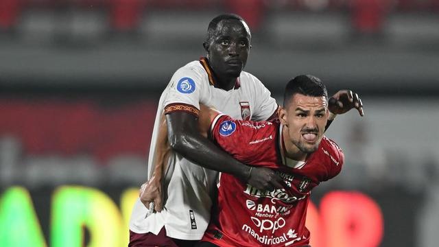 Gelandang Borneo FC Samarinda, Christophe Nduwarugira memberikan pengawalan ketat kepada striker Bali United, Boris Kopitovic dalam laga lanjutan BRI Liga 1 2024/2025 di Stadion Kapten I Wayan Dipta, Gianyar, Selasa (28/1/2025). (Dok. Borneo FC Samarinda)