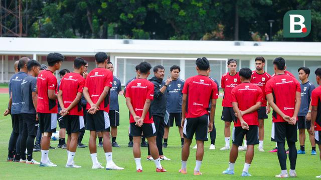 Pelatih Timnas Indonesia U-22, Indra Sjafri, memberikan arahan kepada anak asuhnnya saat sesi latihan jelang menghadapi Timnas Mali di Stadion Madya, Senayan, Jakarta, Jumat (14/11/2025). (Bola.com/M Iqbal Ichsan)