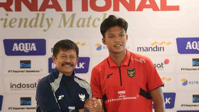 Indra Sjafri menuturkan bahwa dirinya tak bisa melakukan banyak perombakan kepada skuad bermain. Tampak dalam foto, pelatih Indra Sjafri bersama pemain belakang Timnas Indonesia U-22, Kadek Arel, berpose depan media usai sesi konferensi pers jelang pertandingan uji coba melawan Mali, Jakarta, Jumat (14/11/2025). (Bola.com/Abdul Aziz)