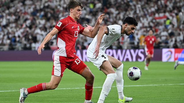 Pemain Timnas Irak, Zaid Tahseen (kanan), ditantang oleh pemain Timnas Indonesia, Mauro Zijlstra, dalam pertandingan babak keempat Grup B kualifikasi Piala Dunia 2026 zona Asia di Stadion Alinma Bank, King Abdullah Sports City, Jeddah, Arab Saudi, Minggu (12-10-2025) dini hari WIB. (Foto AP/Ali Issa)